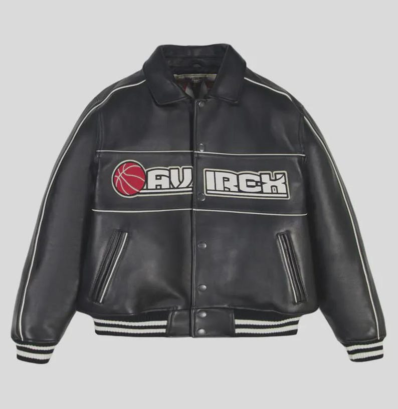 Puede incluir: Chaqueta de cuero negro con ribetes blancos y un logotipo de baloncesto. La chaqueta presenta la palabra "AVURCH" en letras blancas con un gr&aacute;fico de baloncesto rojo. La chaqueta tiene un dobladillo y pu&ntilde;os acanalados con rayas blancas y negras.