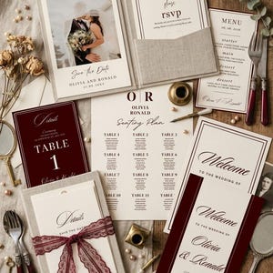Puede incluir: Un conjunto de papelería de boda que incluye una carpeta beige con la foto de una pareja, un plano de asientos en color burdeos y crema, un menú y tarjetas de bienvenida. Los artículos incluyen textos como Olivia and Ronald, RSVP y Table 1.
