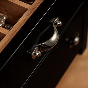 Tirador de cajón curvo de latón, manija de plata titanio para cocina.