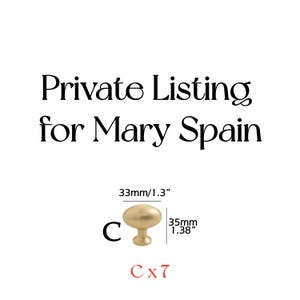 Puede incluir: Un pomo de mueble dorado etiquetado como C, que mide 33 mm de ancho y 35 mm de alto. El texto Private Listing for Mary Spain aparece sobre el pomo, y el texto C x 7 está impreso en color rojo debajo del pomo del mueble.