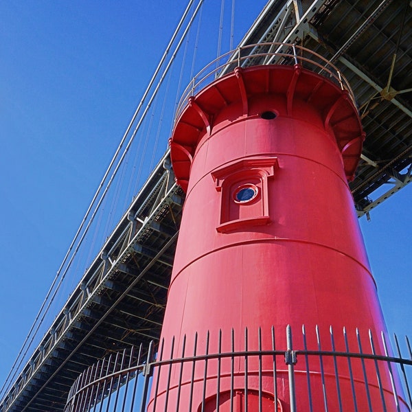 KLEINER ROTER LEUCHTTURM / George Washington Bridge / New York Fotos