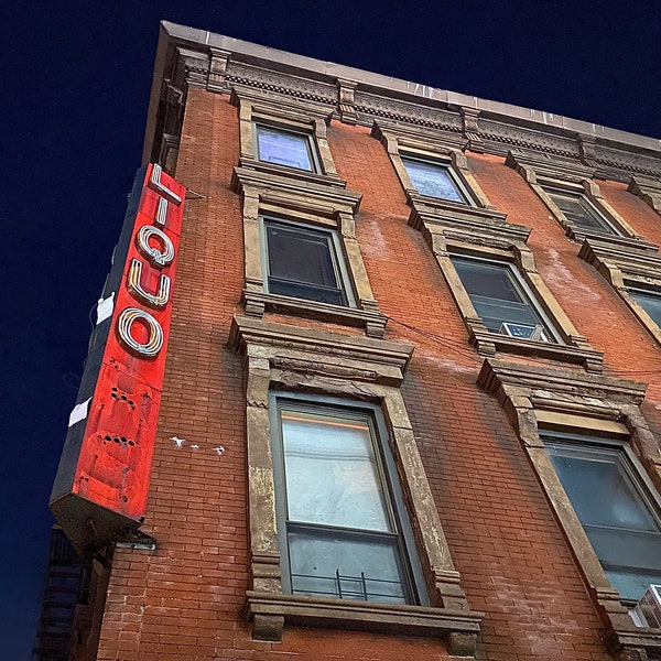 Harlem-Gebäude / Vintage-Neon-Alkohol-Schild / klassisches rotes Backsteingebäude, Walkup / Manhattan / NYC-Foto