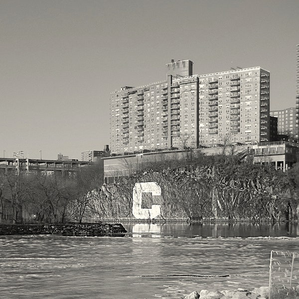 COLUMBIA UNIVERSITY Buchstabe C / gemalt über dem Harlem River / Bronx, New York / NYC Foto / Schwarzweiß