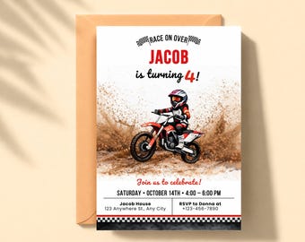 Pode incluir: Cartão de convite branco com tema de motocross vermelho e branco. O cartão diz "Race on Over" e "Jacob está fazendo 4 anos!" com um gráfico de um piloto de motocross. Inclui detalhes do evento e informações de RSVP.