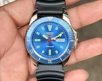 Reloj Seiko 5 Sports Vintage Automático Esfera Sunburst Bisel Giratorio Día Fecha Funcional Completo Reloj Japonés / Restaurado /