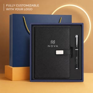 以下が含まれることがあります： NOVAのロゴが入った黒いノートと、銀色のクリップが付いた黒いペンが、紺色のギフトボックスに入っています。紺色のギフトバッグの上には、FULLY CUSTOMIZABLE WITH YOUR LOGOというテキストが表示されています。