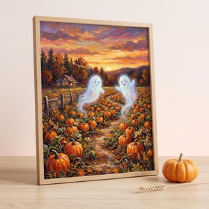 Puede incluir: Un cuadro enmarcado de un campo de calabazas al atardecer con dos fantasmas blancos translúcidos flotando sobre calabazas naranjas, una valla de madera y una pequeña casa, acompañado de una calabaza naranja real sobre la superficie.