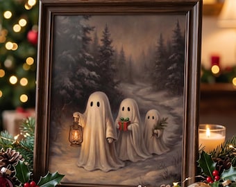 Peut inclure: Une peinture encadrée représente trois fantômes blancs marchant dans une forêt enneigée la nuit. Le premier fantôme porte une lanterne allumée, le deuxième tient un petit cadeau rouge avec un ruban vert, et le troisième porte une branche.