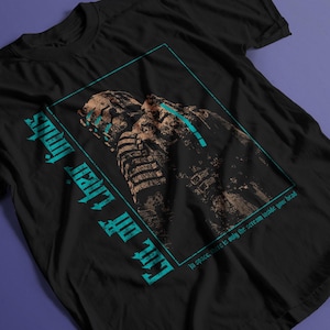 Può includere: T-shirt nera con una grafica invecchiata di una tuta spaziale, incorniciata da un rettangolo turchese. Il testo turchese "Cut off their limbs" è stampato verticalmente a sinistra e "In space, there is only the scream inside your head" in basso.