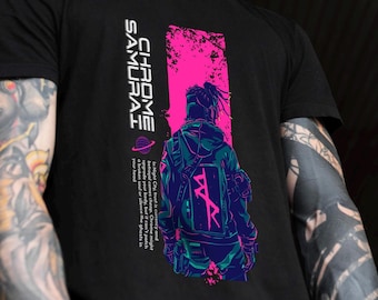 以下が含まれることがあります： 黒いTシャツで、フード付きジャケットを着た人物の後ろ姿が描かれています。デザインには「CHROME SAMURAI」という文字、小さな惑星のアイコン、英語のテキストブロックが含まれており、すべて鮮やかなネオンピンクとブルーの色調で表現されています。