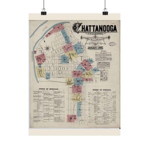 Könnte beinhalten: Eine historische Sanborn-Karte von Chattanooga, Tennessee, datiert auf Januar 1885. Die Karte zeigt ein Straßenraster, einen Flussverlauf und farblich markierte Blöcke in Rosa, Blau und Gelb. Sie enthält ein Verzeichnis der Orte und Straßen.