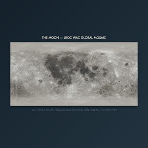 Könnte beinhalten: Eine rechteckige globale Mosaikkarte des Mondes in Grau-, Weiß- und Schwarztönen, die Krater und Mondmeere zeigt. Der Text lautet: THE MOON — LROC WAC GLOBAL MOSAIC und 2011 - NASA / GSFC / Arizona State University (LRO LROC), via NASA SVS.