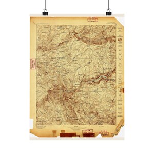 Può includere: Una mappa topografica vintage di una regione della California stampata su carta invecchiata con curve di livello marroni, coordinate della griglia e una legenda. Il documento presenta diversi timbri a inchiostro rosso con scritto FILE COPY.