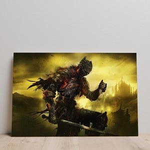 Könnte beinhalten: Leinwanddruck mit einer detaillierten Illustration eines Ritters in dunkler Rüstung, der ein Schwert hält. Der Ritter ist vor einem gelb-orangen Hintergrund mit einer Burgsilhouette dargestellt. Das Kunstwerk hat ein Fantasy-Thema.