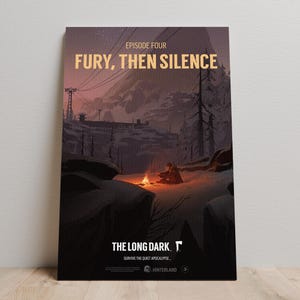 Puede incluir: Un póster del videojuego "The Long Dark", Episodio Cuatro, que muestra un paisaje nevado con una persona cerca de una fogata. El título "FURY, THEN SILENCE" está en la parte superior. El logotipo del juego y el lema "SURVIVE THE QUIET APOCALYPSE" están en la parte inferior.