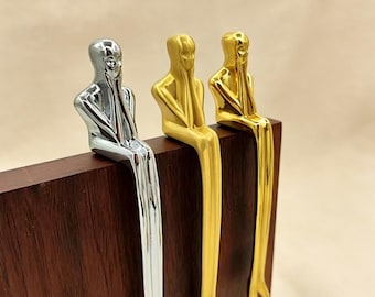 真鍮製「考える男」キャビネットハンドル／彫刻的な人物像の引き出しノブ／座っている人物のドアプル／ユニークなキャビネットハンドル／装飾的なキャビネット金具