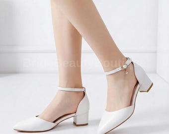 Weiße Hochzeits-Brautschuhe mit niedrigem Blockabsatz, Knöchelriemen-Sandalen für die Braut, elegante bequeme Schuhe für Zeremonie und Empfang
