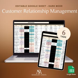 Puede incluir: Un portátil y una tableta que muestran una hoja de cálculo de Google en modo oscuro para la gestión de relaciones con los clientes. La pantalla muestra tablas de datos con múltiples pestañas. La imagen incluye el texto "EDITABLE GOOGLE SHEET - DARK MODE" y "Customer Relationship Management".