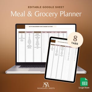 Puede incluir: Un portátil y una tableta muestran un planificador digital de comidas y compras. La pantalla muestra una hoja de cálculo con columnas para unidades de mercado, unidades de cocina y secciones de mercado. El texto "Meal & Grocery Planner" está en la parte superior, con "8 Tabs" en un círculo.