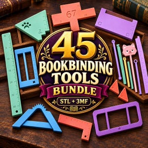 Puede incluir: Un conjunto de herramientas de encuadernación de plástico de colores que incluye reglas, escuadras y plantillas con diversas formas. Un emblema circular central muestra el texto 45 BOOKBINDING TOOLS BUNDLE STL + 3MF.