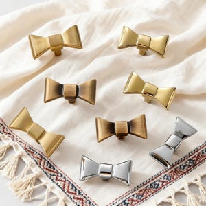 Op de afbeelding: Een rustiek houten bord met de tekst "Welcome to our home" in een handgeschreven stijl. Het bord heeft een verweerde afwerking en een eenvoudig, uitnodigend ontwerp, perfect voor een veranda of entree.