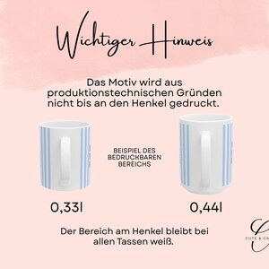 May include: Two white ceramic mugs with light blue vertical stripes, labeled 0.33l and 0.44l. Text reads: Wichtiger Hinweis, Das Motiv wird aus produktionstechnischen Gr&uuml;nden nicht bis an den Henkel gedruckt, BEISPIEL DES BEDRUCKBAREN BEREICHS, Der Bereich am Henkel bleibt bei allen Tassen wei&szlig;.