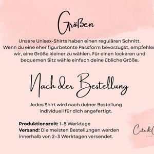 Pode incluir: Um gr&aacute;fico informativo rosa claro com texto em preto. O texto inclui os cabe&ccedil;alhos 'Gr&ouml;&szlig;en' e 'Nach der Bestellung', seguidos de texto em alem&atilde;o explicando os tamanhos das camisetas unissex, tempo de produ&ccedil;&atilde;o e envio.