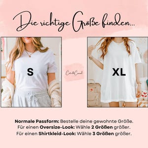 Pode incluir: Uma tabela de tamanhos com duas camisetas brancas. A imagem &agrave; esquerda mostra uma camiseta tamanho S com ajuste normal, enquanto a da direita mostra um tamanho XL com ajuste oversize. O texto diz Die richtige Gr&ouml;&szlig;e finden e Cute&Casual.