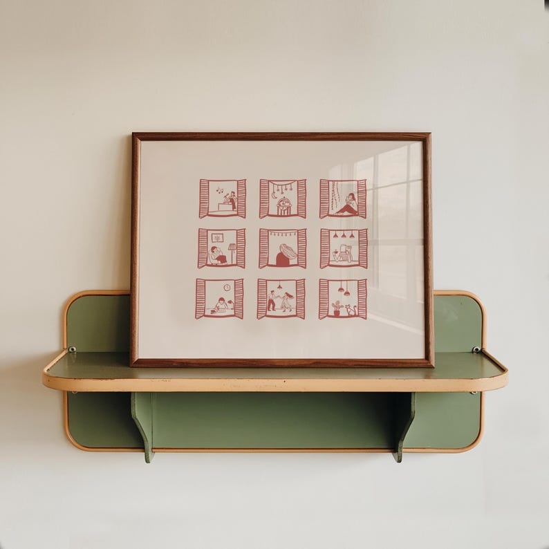 K&ouml;nnte beinhalten: Ein gerahmter Druck mit neun roten Illustrationen von Fenstern, die jeweils eine andere Szene zeigen. Der Druck wird auf einem gr&uuml;nen und holzfarbenen Regal pr&auml;sentiert. Das Kunstwerk befindet sich in einem braunen Rahmen, und das Regal ist an einer wei&szlig;en Wand befestigt.