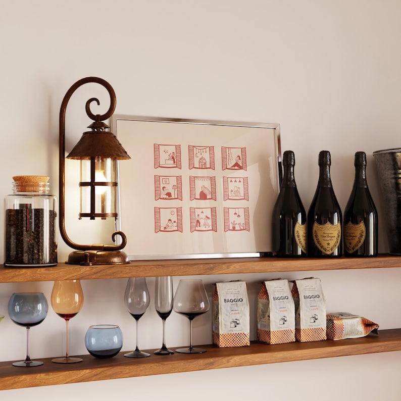 K&ouml;nnte beinhalten: Eine dekorative Metalllampe mit Glaseinsatz und ein gerahmter Druck mit Fensterillustrationen steht auf einem Holzregal. Darunter sind verschiedene Weingl&auml;ser und Kaffeep&auml;ckchen angeordnet. Drei Champagnerflaschen sind ebenfalls zu sehen.
