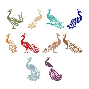 Può includere: Una collezione di nove illustrazioni stilizzate di pavoni disposte su tre file. I pavoni sono resi in vari colori solidi tra cui verde oliva, oro, verde acqua, blu reale, arancione, rosso, marrone chiaro, marrone, azzurro e viola scuro.