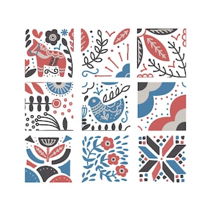 Op de afbeelding: Negen vierkante tegels met folk art ontwerpen in rood, blauw, zwart en wit. Elke tegel heeft een ander patroon, waaronder een paard, vogels, bloemen en geometrische vormen. Het algemene thema is Scandinavisch of Noords.