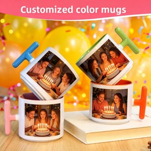 Puede incluir: Tazas de color personalizadas con una foto de personas celebrando un cumpleaños. Las tazas tienen un exterior blanco con un interior y asa de color. Las asas son azules, verdes, naranjas y rosas. El texto "Customized color mugs" está en la parte superior.