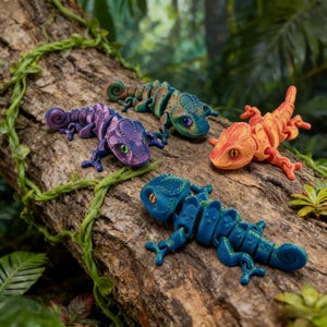 3D Printed Articulated Chameleon – Poseable Fidget Lizard, Desk Pet