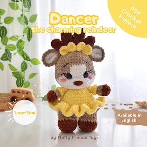Op de afbeelding: Een gehaakte rendierpop genaamd "Dancer" in een gele jurk. De pop heeft bruine en witte vacht, bruine geweien en grote ogen. De afbeelding bevat de tekst "Dancer the charming reindeer", "Low-Sew" en "PDF Crochet Pattern".