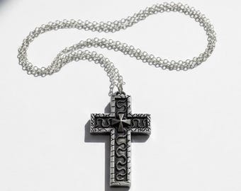 Collar con la cruz de Thanos, colgante del compartimento secreto del calamar del jugador 230