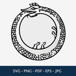 Può includere: Un'illustrazione grafica in bianco e nero di un Ouroboros, un serpente o drago arrotolato in forma circolare che si morde la coda. La creatura presenta squame dettagliate sul corpo, un muso appuntito e piccoli artigli visibili all'interno del cerchio.
