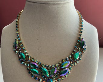 Collana vintage con strass iridescenti color oro, pesa 34,4 g e presenta colori