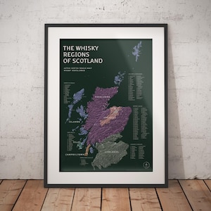 Könnte beinhalten: Gerahmter Druck mit einer Karte der Whiskyregionen Schottlands. Die Karte auf dunkelgrünem Hintergrund zeigt die Regionen in Lila, Grau und Blau. Der Text oben lautet: „Die Whiskyregionen Schottlands“.