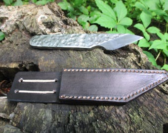 Faca Kiridashi feita à mão, com acabamento forjado, em aço carbono de alta qualidade.