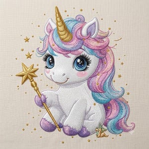 Puede incluir: Un diseño bordado de un unicornio blanco con cuerno dorado, crines azules y rosas, y grandes ojos azules. El unicornio sostiene una varita dorada con punta de estrella, rodeado de pequeñas estrellas bordadas sobre un fondo de tela beige.