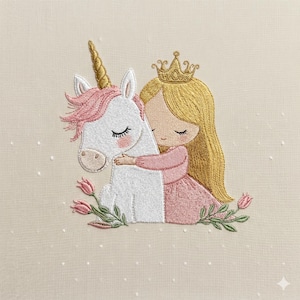 Pode incluir: Um design de bordado apresentando um unicórnio branco com chifre dourado e crina rosa, abraçado por um personagem de longos cabelos loiros usando uma coroa dourada e um vestido rosa, cercado por pequenas tulipas rosas e folhas verdes.