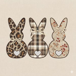 Può includere: Tre sagome decorative di conigli con disegni a fantasia. I conigli presentano una stampa leopardata, un motivo a quadri marrone e un motivo floreale. Ogni coniglio ha un cuore bianco e un fiocco.