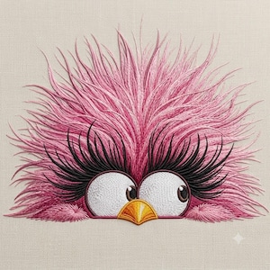 Puede incluir: Un diseño de bordado que muestra una criatura rosa y esponjosa con largas pestañas negras, grandes ojos blancos con pupilas marrones y un pequeño pico amarillo puntiagudo. La criatura tiene un denso hilo rosa texturizado.
