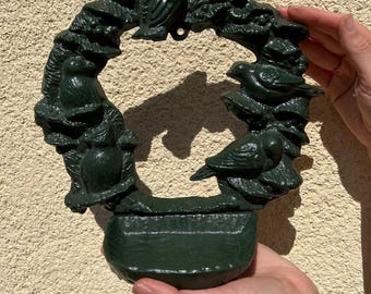 Comedero para pájaros antiguo de hierro fundido