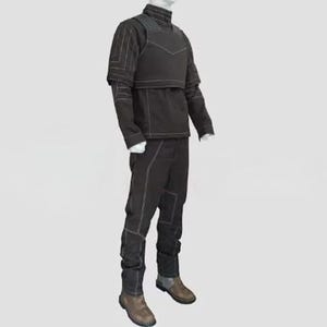 K&ouml;nnte beinhalten: Ein schwarzes taktisches Outfit mit wei&szlig;en N&auml;hten, bestehend aus Jacke, Hose und Stiefeln. Die Jacke hat einen hohen Kragen und verst&auml;rkte Schulterbereiche. Die Hose hat verst&auml;rkte Kniebereiche. Die Stiefel sind braun und grau.