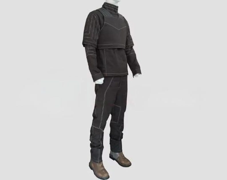 K&ouml;nnte beinhalten: Ein schwarzes taktisches Outfit mit wei&szlig;en N&auml;hten, bestehend aus Jacke, Hose und Stiefeln. Die Jacke hat einen hohen Kragen und verst&auml;rkte Schulterbereiche. Die Hose hat verst&auml;rkte Kniebereiche. Die Stiefel sind braun und grau.