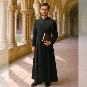 Könnte beinhalten: Eine schwarze Priesterkutte mit Stehkragen und Knopfleiste. Das langärmlige Kleidungsstück wird mit einem weißen Klerikerkragen und schwarzen Schuhen getragen. Ein braunes Buch wird in den Händen gehalten. Der Hintergrund zeigt einen gewölbten Steinflur.
