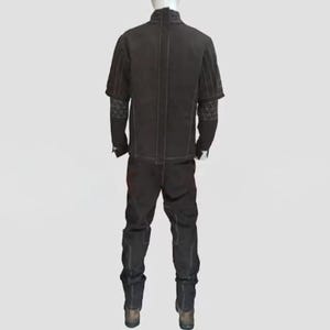 K&ouml;nnte beinhalten: Ein dunkelbrauner Schwei&szlig;anzug, der auf einer Schaufensterpuppe pr&auml;sentiert wird. Der Anzug besteht aus einer Jacke mit kurzen &Auml;rmeln und einer Hose. Die Jacke hat dekorative N&auml;hte und die &Auml;rmel ein gemustertes Design. Der Anzug ist f&uuml;r den Schutz beim Schwei&szlig;en konzipiert.