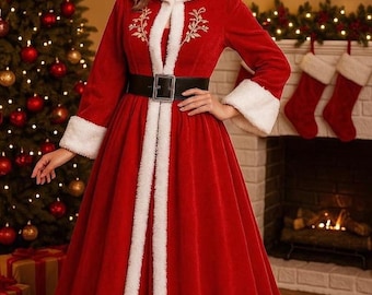 Könnte beinhalten: Ein rotes Samtkleid mit Kapuze, weißem Kunstfellbesatz, einem schwarzen Gürtel und gestickten Details. Das bodenlange Kleid eignet sich für festliche Anlässe. Der Text "Clothing idealcollectionz" ist enthalten.